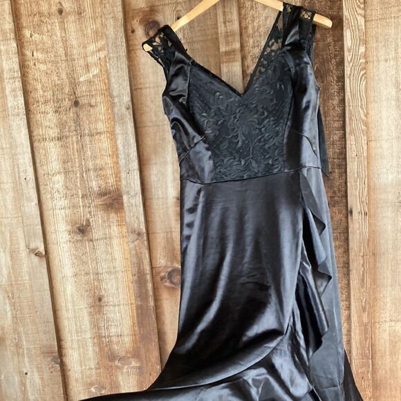 Elegant Black Maxi Dress - Picture 4 of 16